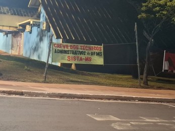 SISTA-MS instala faixas em apoio à greve dos Trabalhadores Técnico-Administrativos da UFMS