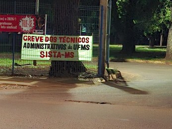 SISTA-MS instala faixas em apoio à greve dos Trabalhadores Técnico-Administrativos da UFMS