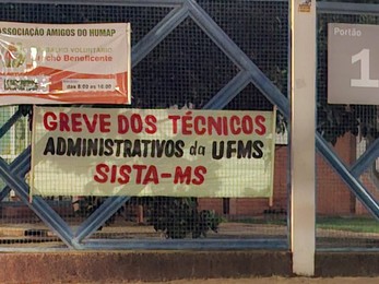 SISTA-MS instala faixas em apoio à greve dos Trabalhadores Técnico-Administrativos da UFMS