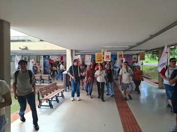 SISTA-MS realiza caminhada pela UFMS em defesa dos Técnicos-Administrativos