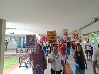 SISTA-MS realiza caminhada pela UFMS em defesa dos Técnicos-Administrativos